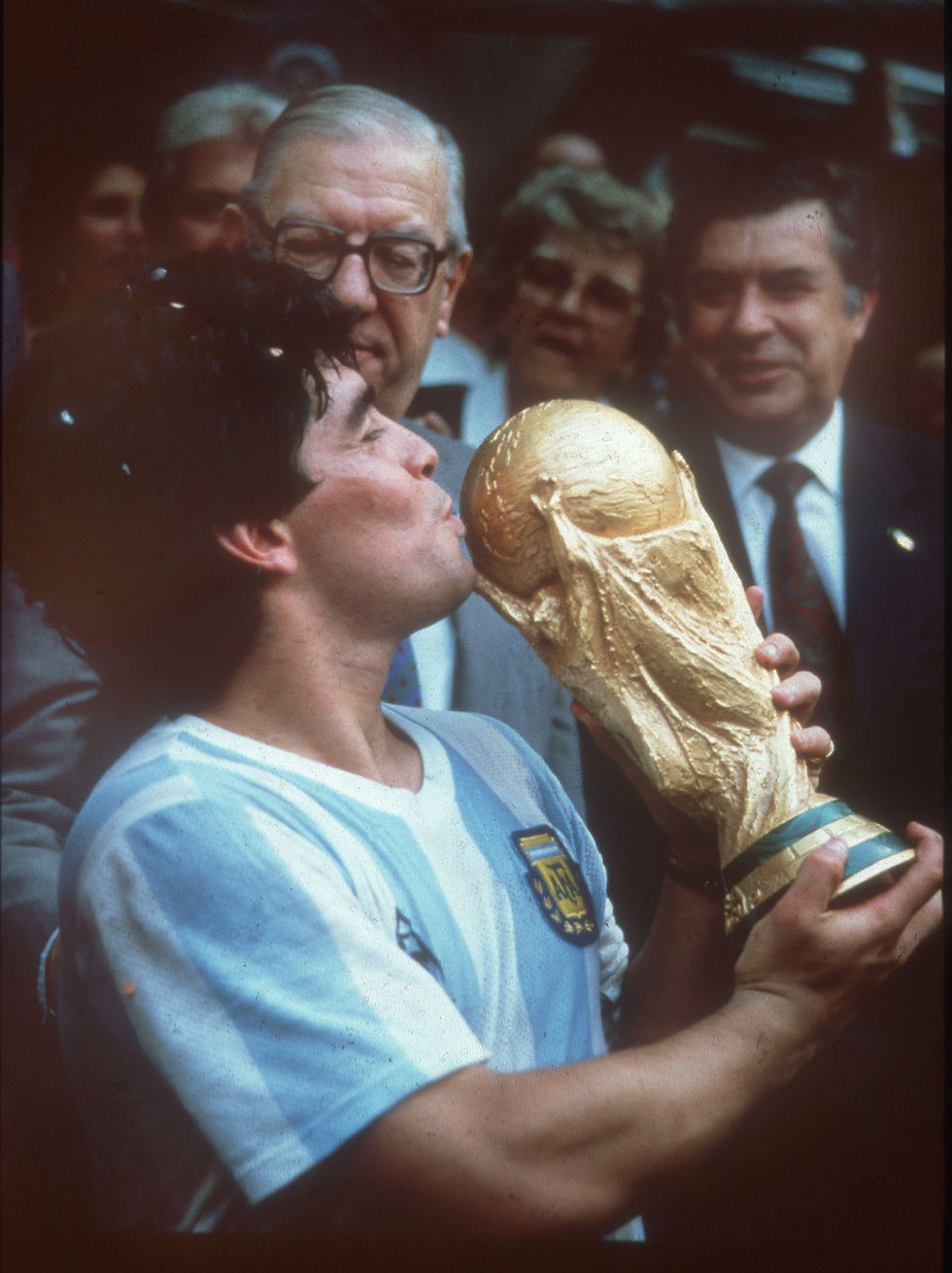 Diego Maradona kisses the World Cup 1986. (Photos provided by Alamy)