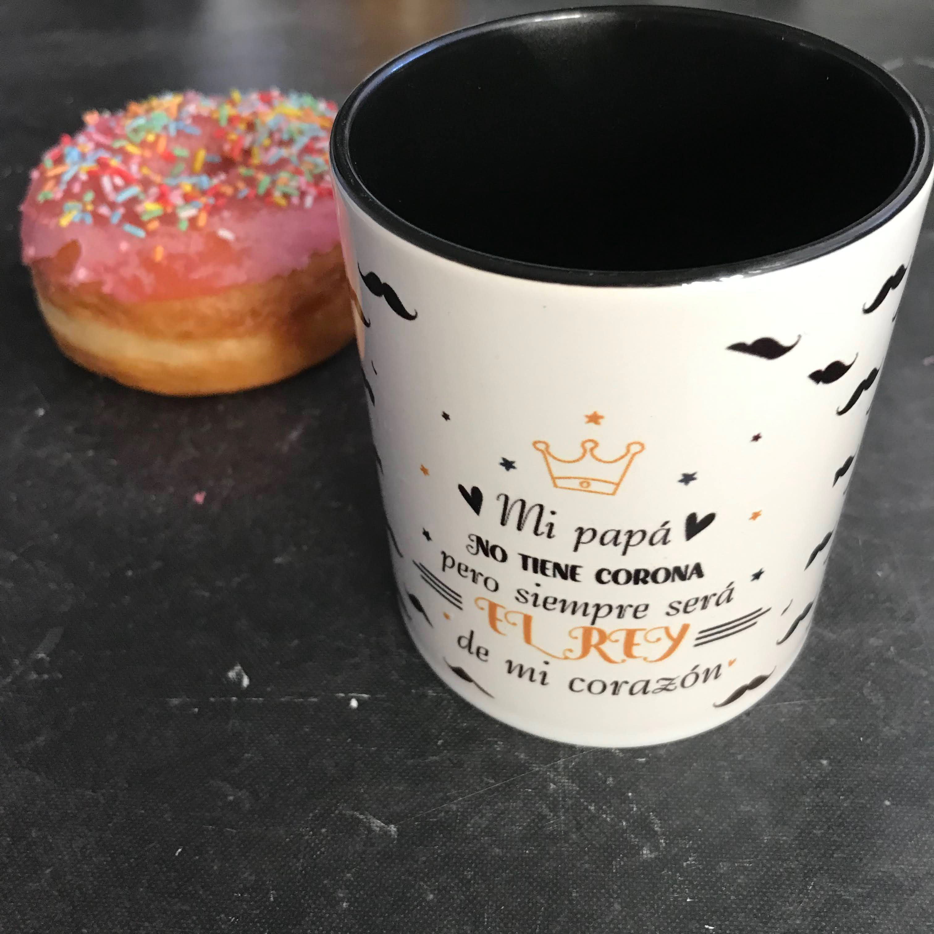 Taza con asa e interior de color 