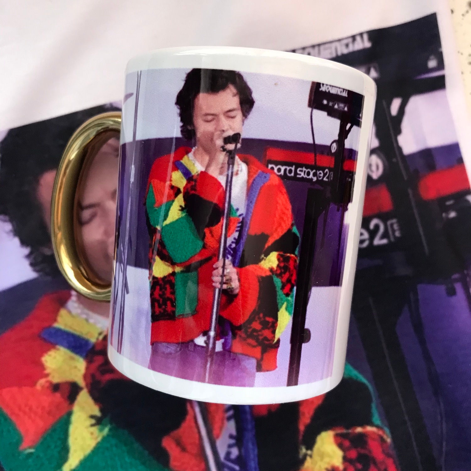 Taza con asa dorada 