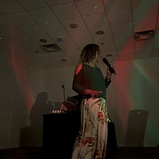 Anna Peters guiding during a group event of breathflow & Hypnotherapy