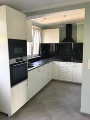 Installation de meubles de cuisine.