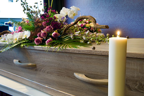 cercueil avec arrangement floral