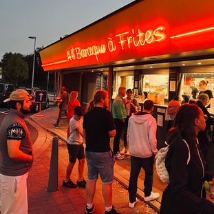 les gens s'installent devant À l’Baraque à frites