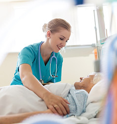 patient aidé à se mettre au lit