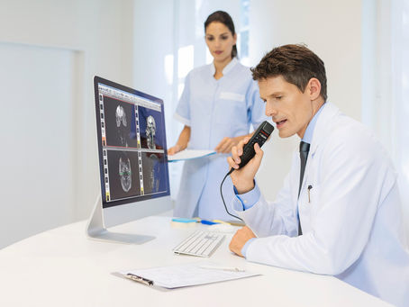 Pourquoi les médecins et les avocats adoptent-ils la dictée numérique avec reconnaissance vocale ?