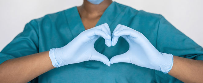 infirmière faisant un coeur avec les mains