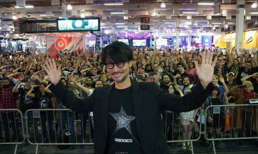 Percebam que eu, Murilo, estou ali de camiseta branca no ombro de deus, digo, Hideo Kojima