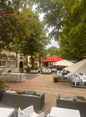 "Außenansicht der historischen Villa Paulsborn und Terrasse der Locanda 12 Apostoli am Grunewaldsee"
