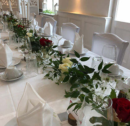 Tafel weiss gedeckt.jpg