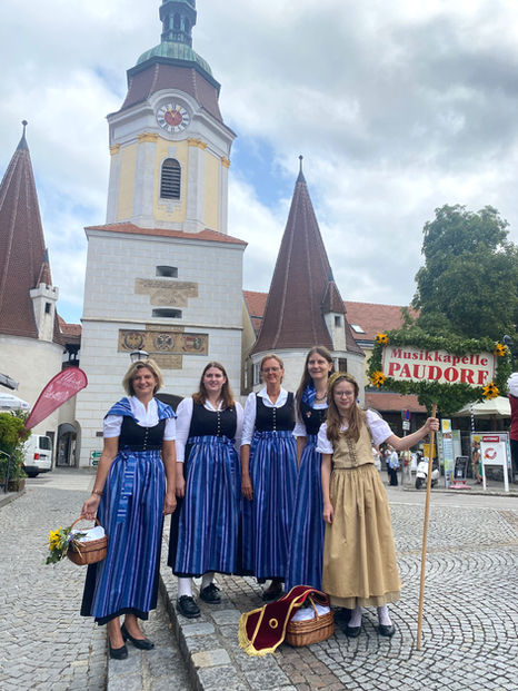 Marketenderinnen der Musikkapelle Paudorf am Volksfest Krems