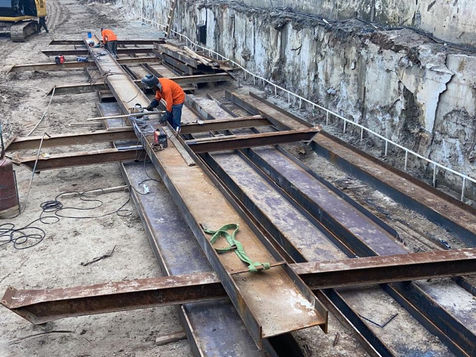 O estroncamento metálico no edifício da CNA em Itapema assegura estabilidade estrutural, distribuindo cargas com eficiência e reforçando o compromisso da construtora com inovação e qualidade.