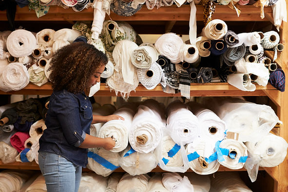 Ateliers du Chat Botté, Création et réalisation de costumes de scène, reconstitution de tenues civiles et militaires, créateur de Histomaton, vente de costumes renaissance avec la collection Renaissencia, de costumes de scène et de costumes d'occasion