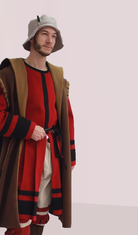 Homme en costume renaissance, pourpoint long et manteau