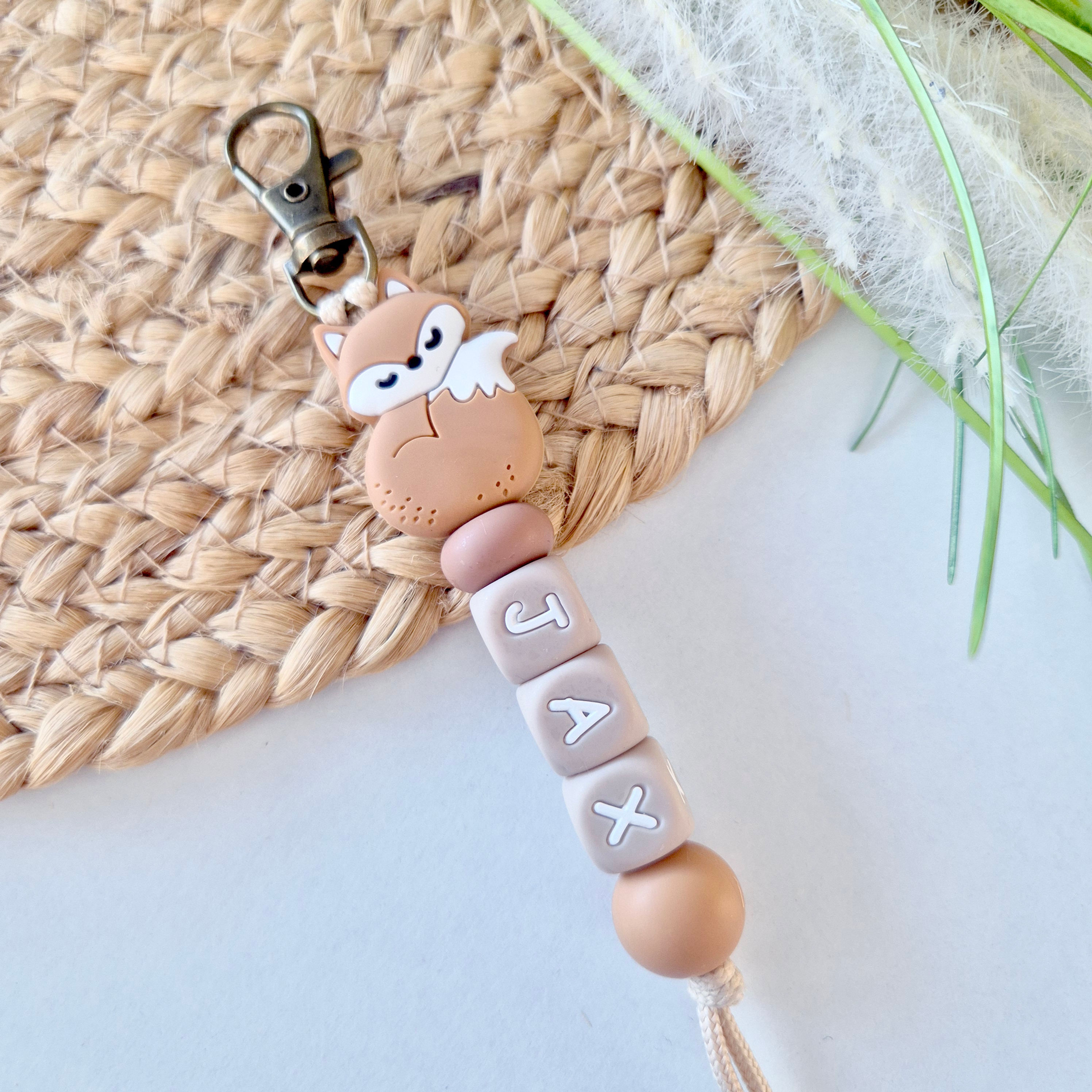 Handgemaakte boekentashanger met vosje in zachte kleuren, gepersonaliseerd met naam.