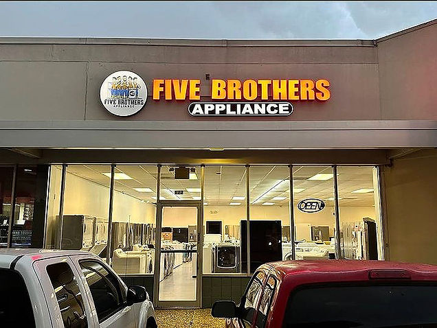 Tienda Five Brothers Appliance en Irving y Austin que ofrece refrigeradores y lavadoras de alta gama.