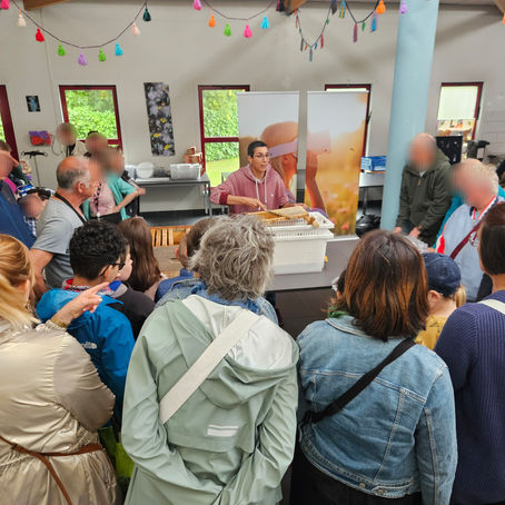 Fête du miel d' Anzin à la maison d'accueil spécialisée en partenariat avec la sauvegarde du nord, l'apei du valenciennois les papillons blancs, la fondation anber et le crédit agricole