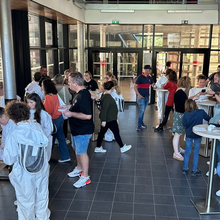 Fête du miel avec les élèves du rucher-école Erine du collège maxence van der meersch au Touquet avec les parents, familles, amis, collègues
