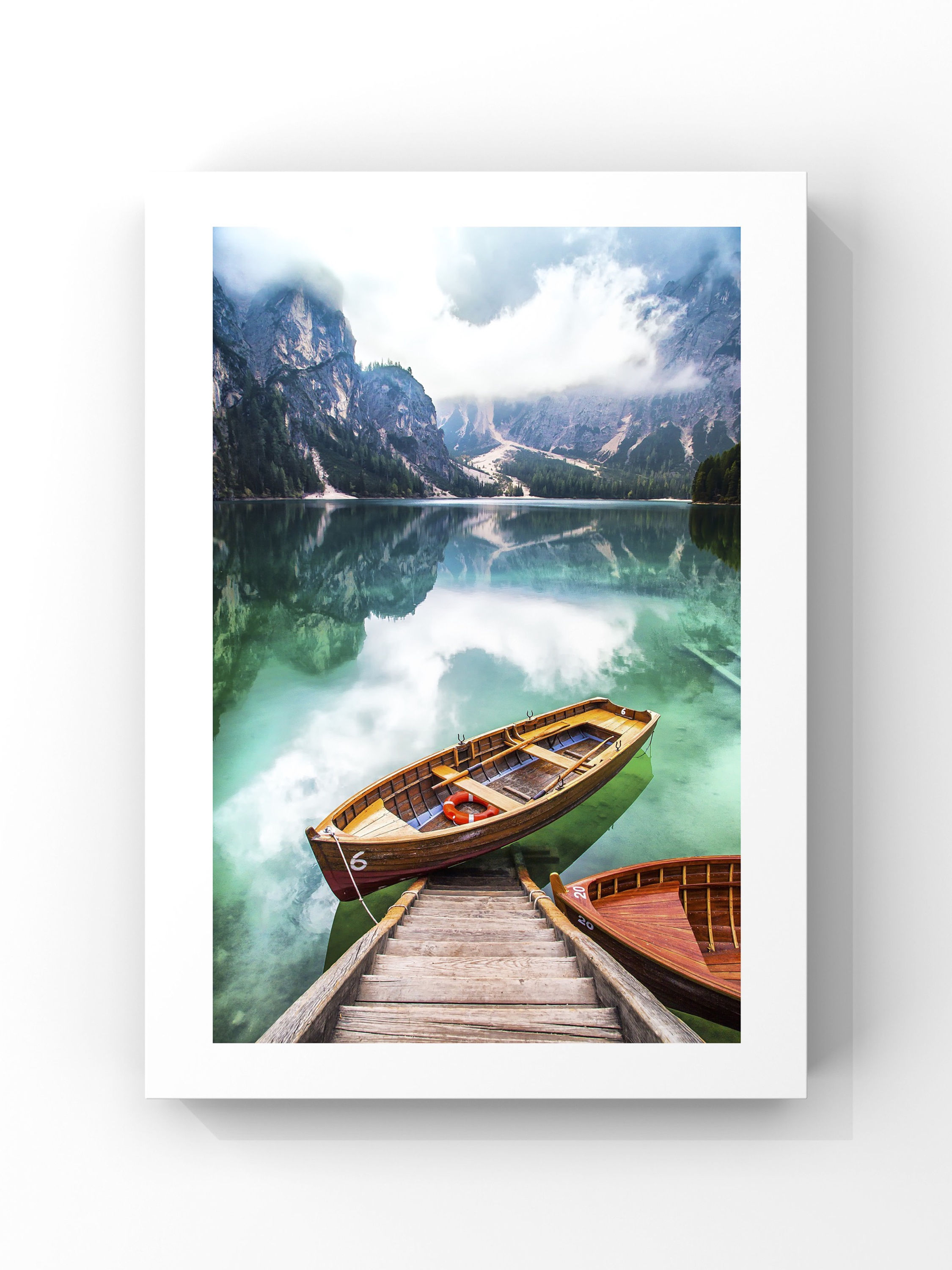 Lake View Seri 3 poster tablo – sisli dağlar, göl yansıması ve ahşap sandallı manzara fotoğrafı.