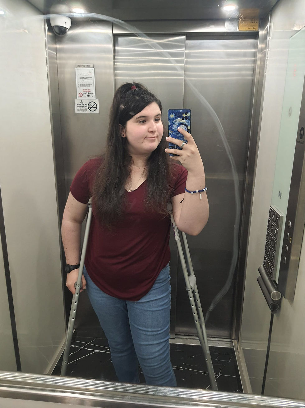 סלפי של תמי סיאנוב במעלית נתמכת בקביים