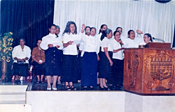 grupo Las vencedoras de Cristo . Culto de Damas Dorcas Agosto 2003_edited.jpg