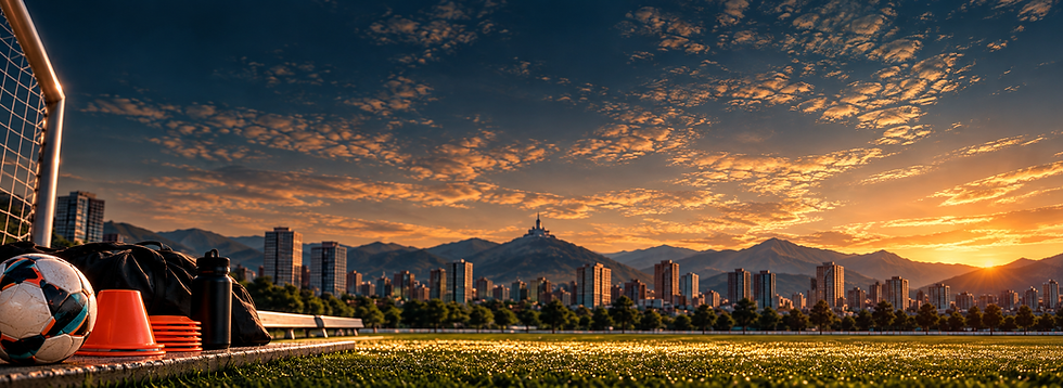 Fútbol al atardecer con ciudad y montañas.png