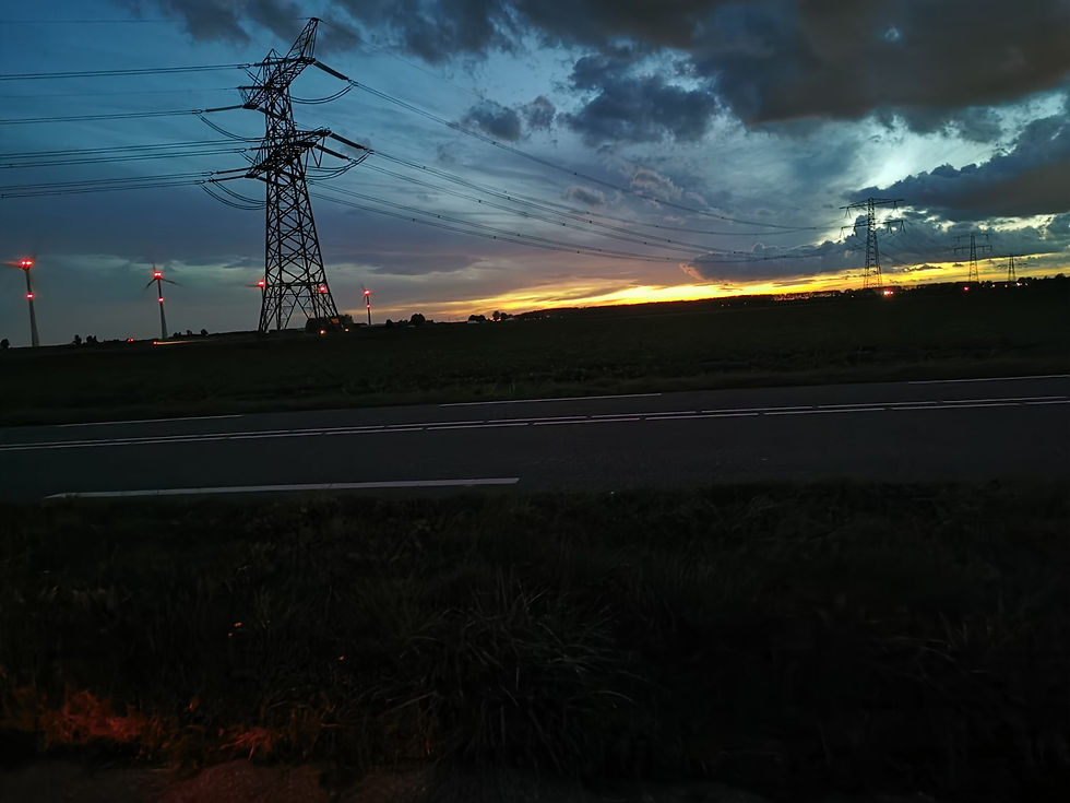 Scooterrit bij zonsondergang