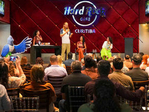 Mauricio Pilati no palco ministrando palestra sobre turismo