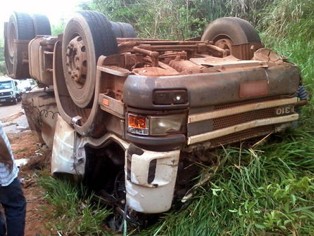 Caminhoneiro fica preso na cabine em capotamento em estrada vicinal