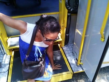 Para ter acesso a transporte coletivo, cadeirante se arrasta em ônibus