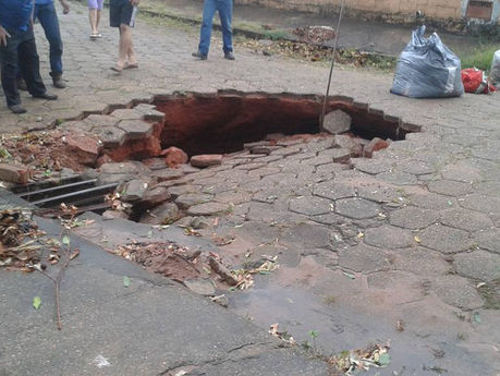 Cratera se abre em rua de Presidente Bernardes após chuva, na tarde desta Segunda-Feira (13)