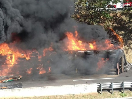 Carreta tomba e pega fogo na Rodovia Raposo Tavares