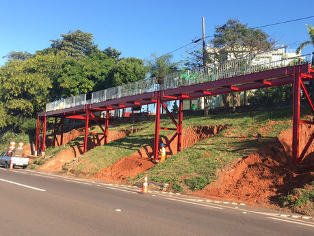 Obras para implantação de passarela seguem em andamento no trecho urbano de Presidente Prudente