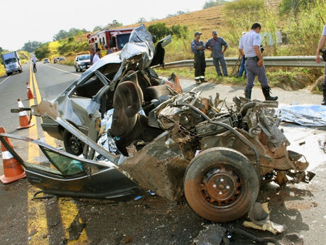 Casal morre em acidente entre carro e caminhão em Oscar Bressane