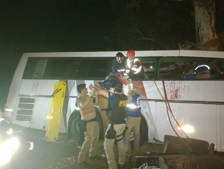 Acidente com ônibus deixa 10 mortos no Paraná e 20 feridos