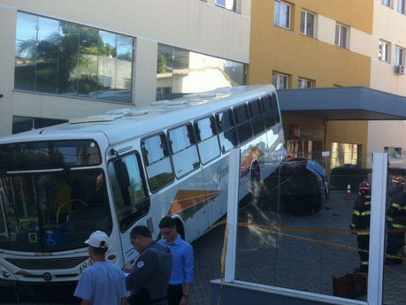 Motorista da empresa Jandaia passa mal e ônibus invade hotel em Presidente Prudente