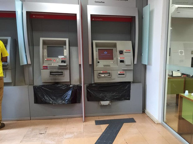 Um terceiro caixa não foi danificado pelos bandidos (Foto: Bruna Bachega/TV Fronteira)
