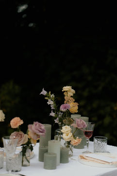 Romantische bruilofttafeldecoratie: bloemen en kaarsen