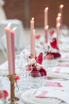 Romantiek bruiloftstafeldecoratie met roze kaarsen