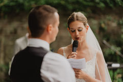 Bruid geeft toespraak tijdens ceremonie