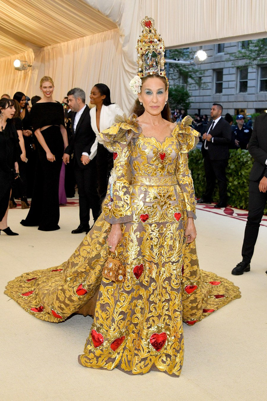 Un perfecto ejemplo de como no usar un D&G. Too extra for me.