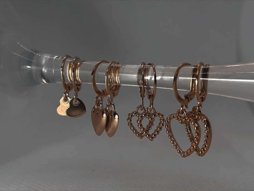 Thumbnail: עגילי מיני לב חלול זהב