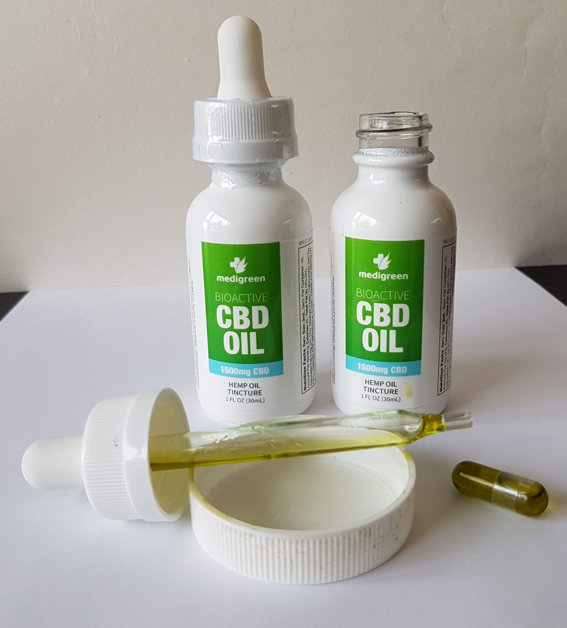瓶裝的淺金色 CBD