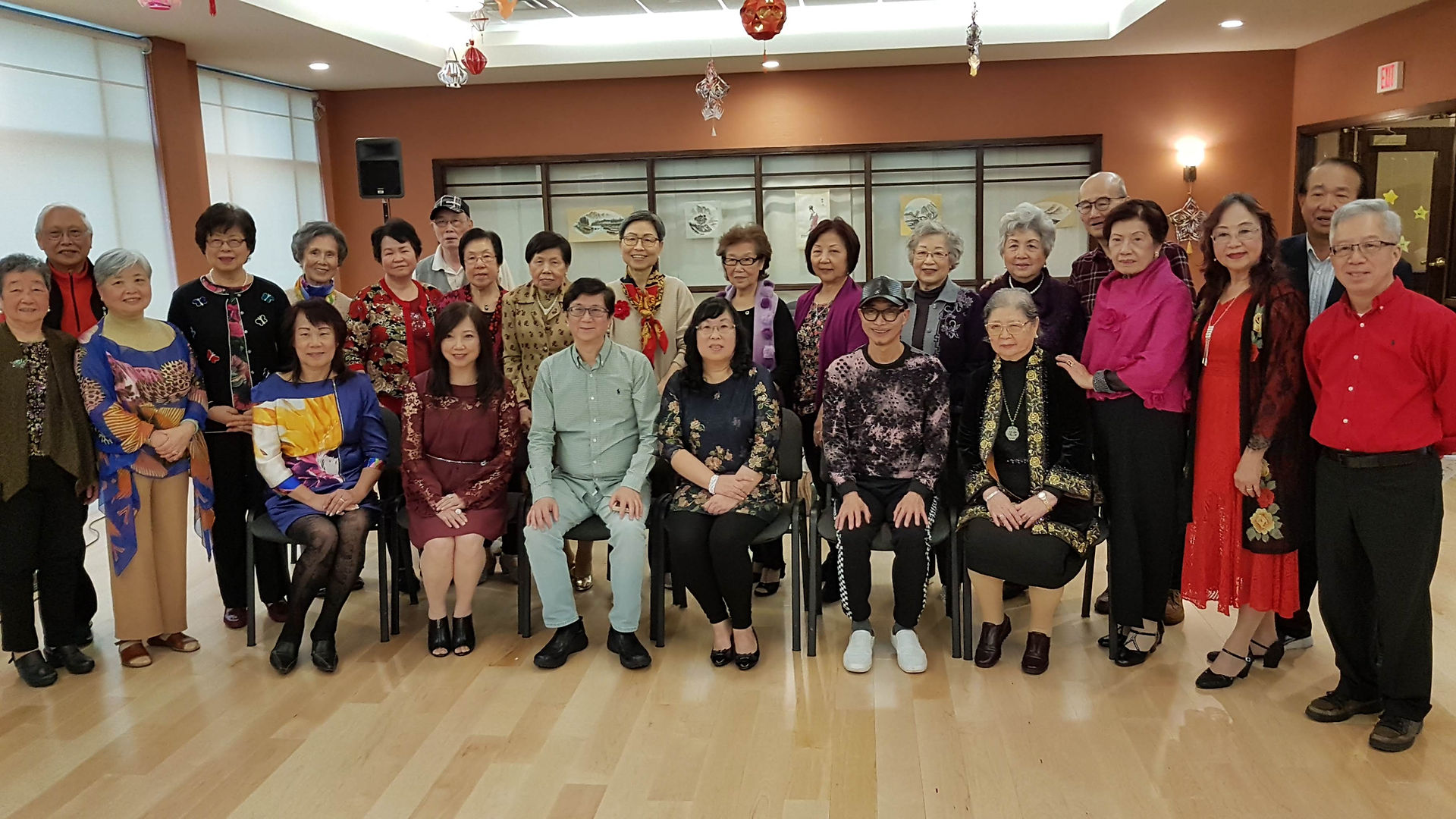 圓滿結束後全體參賽者與評審合影。