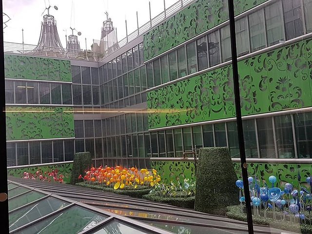 醫院頂樓的造景和「Healing Garden 身心修復花園」實景，明亮的色彩不因天候或心情而減色