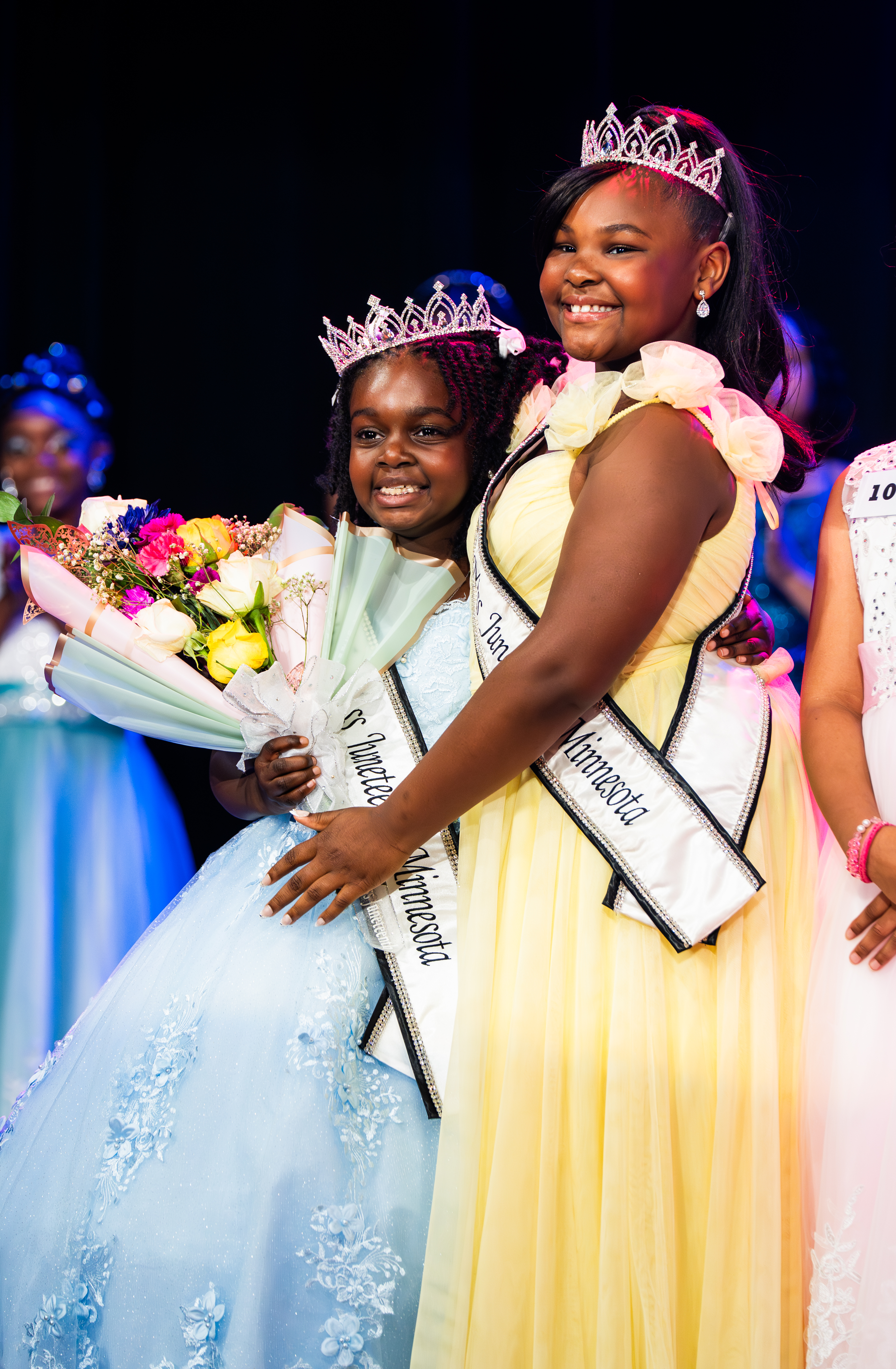 Asmara with the other queen and a bouquet
