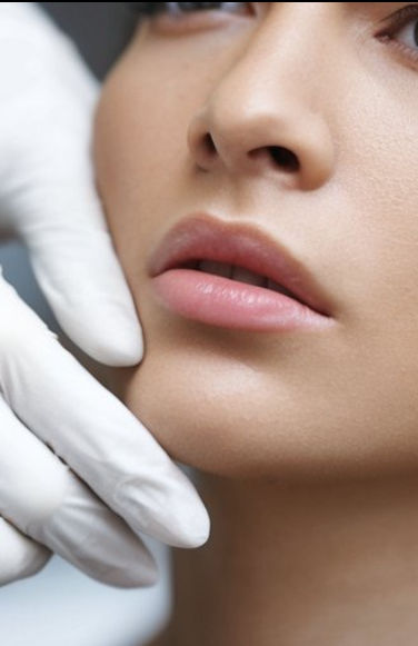 Laserontharing bovenlip - een pijnloze en efficiënte methode om ongewenst haar op de bovenlip permanent te verwijderen. Deze behandeling biedt een langdurige oplossing voor een gladde bovenlip zonder de noodzaak van scheren of harsen. Veilig, snel en geschikt voor alle huidtypes, deze laserbehandeling zorgt voor een verzorgde en haarvrije bovenlip zonder irritaties of ingegroeide haartjes.