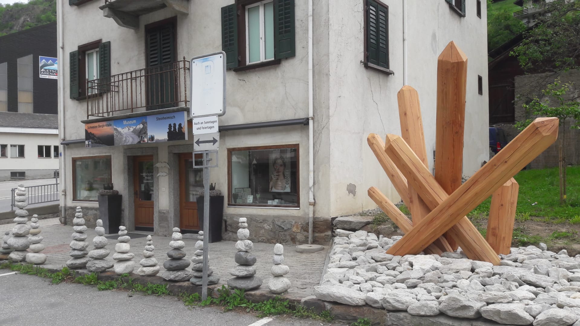 Einzigartige Holzkonstruktion im Schweizer Strahler Museum Schmidt in Mörel