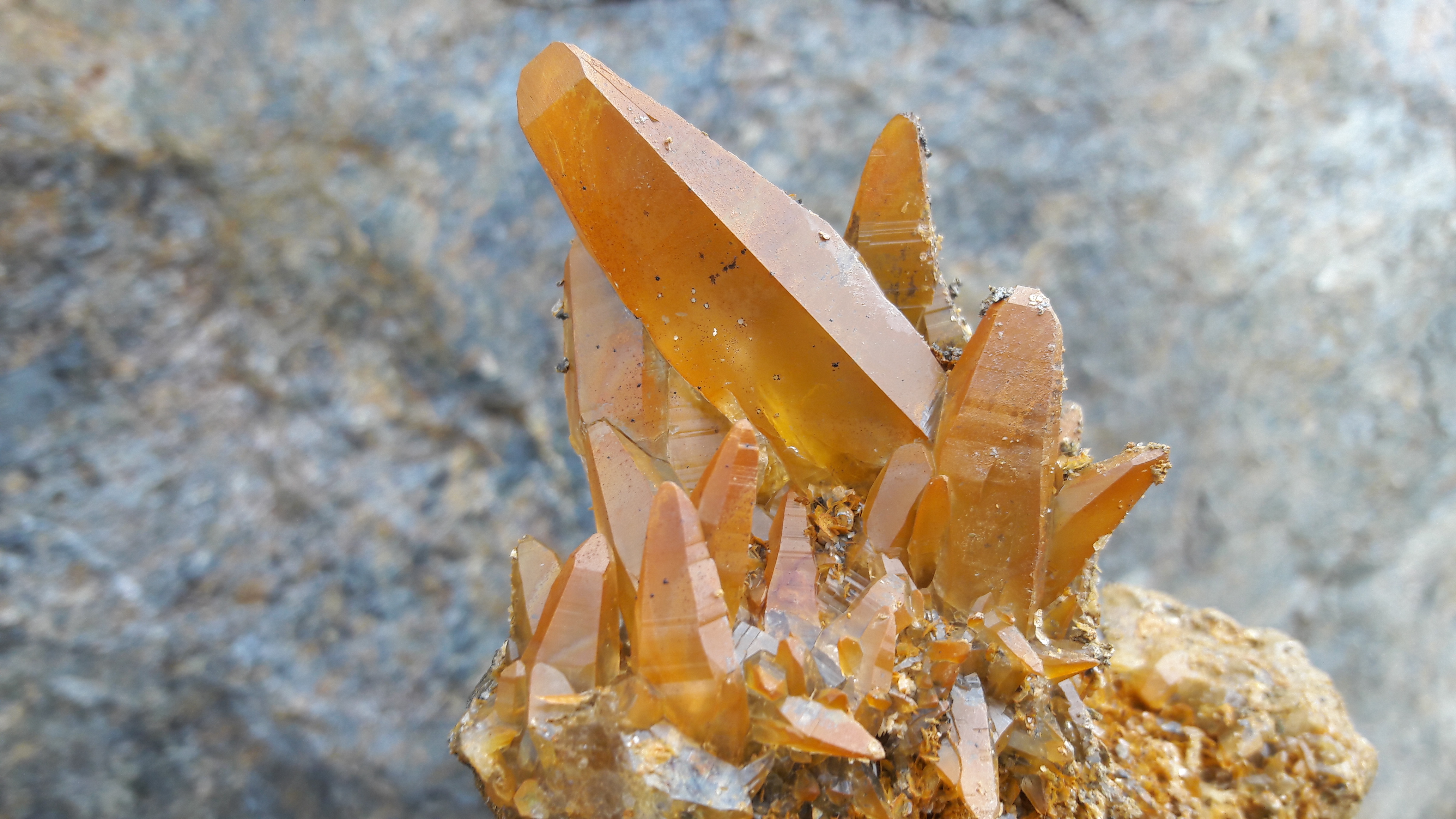 Tessinerhabitus mit Limonitüberzug Krist