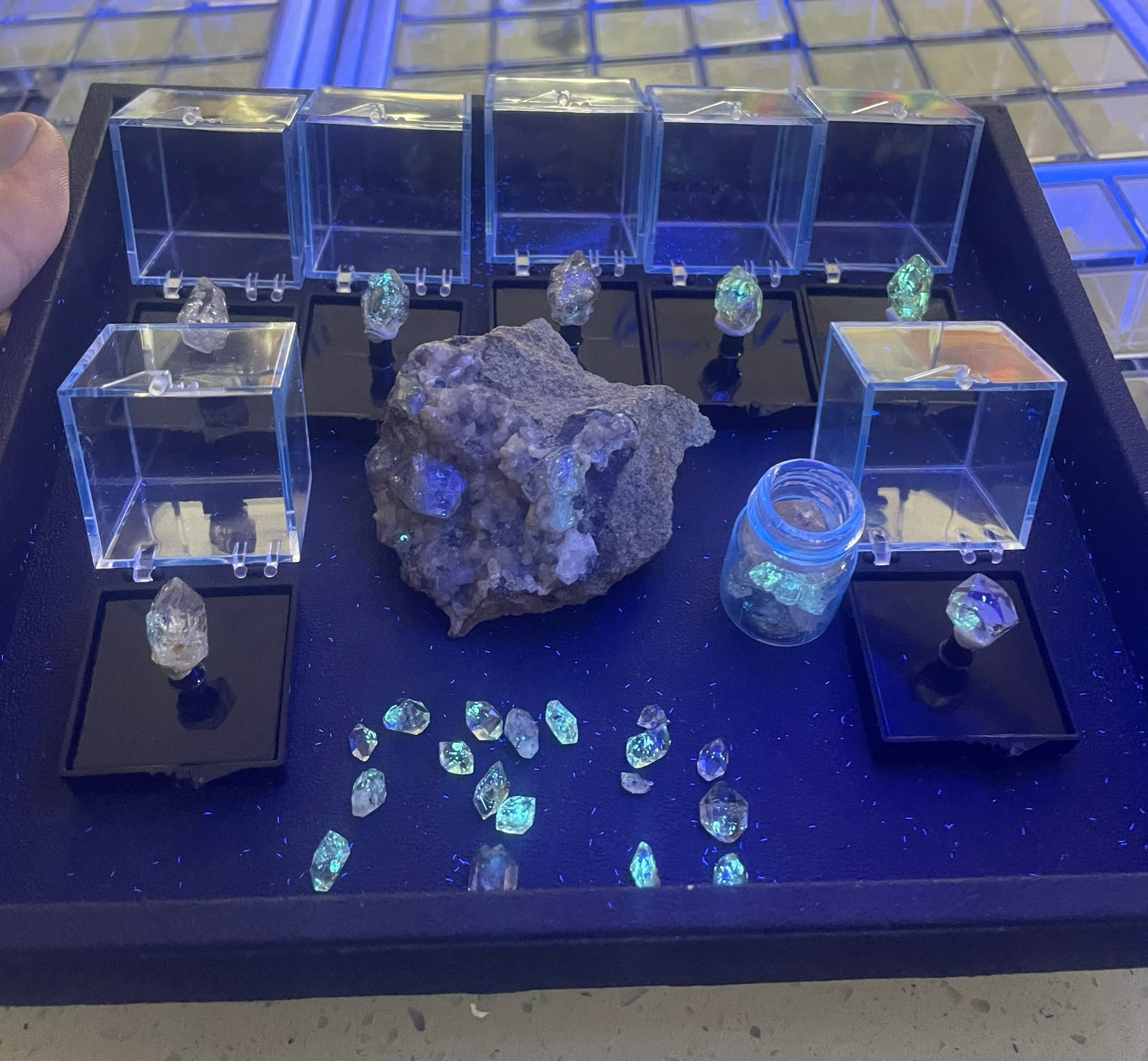 MYSTERY BOX Petroleum included quartz (NM)