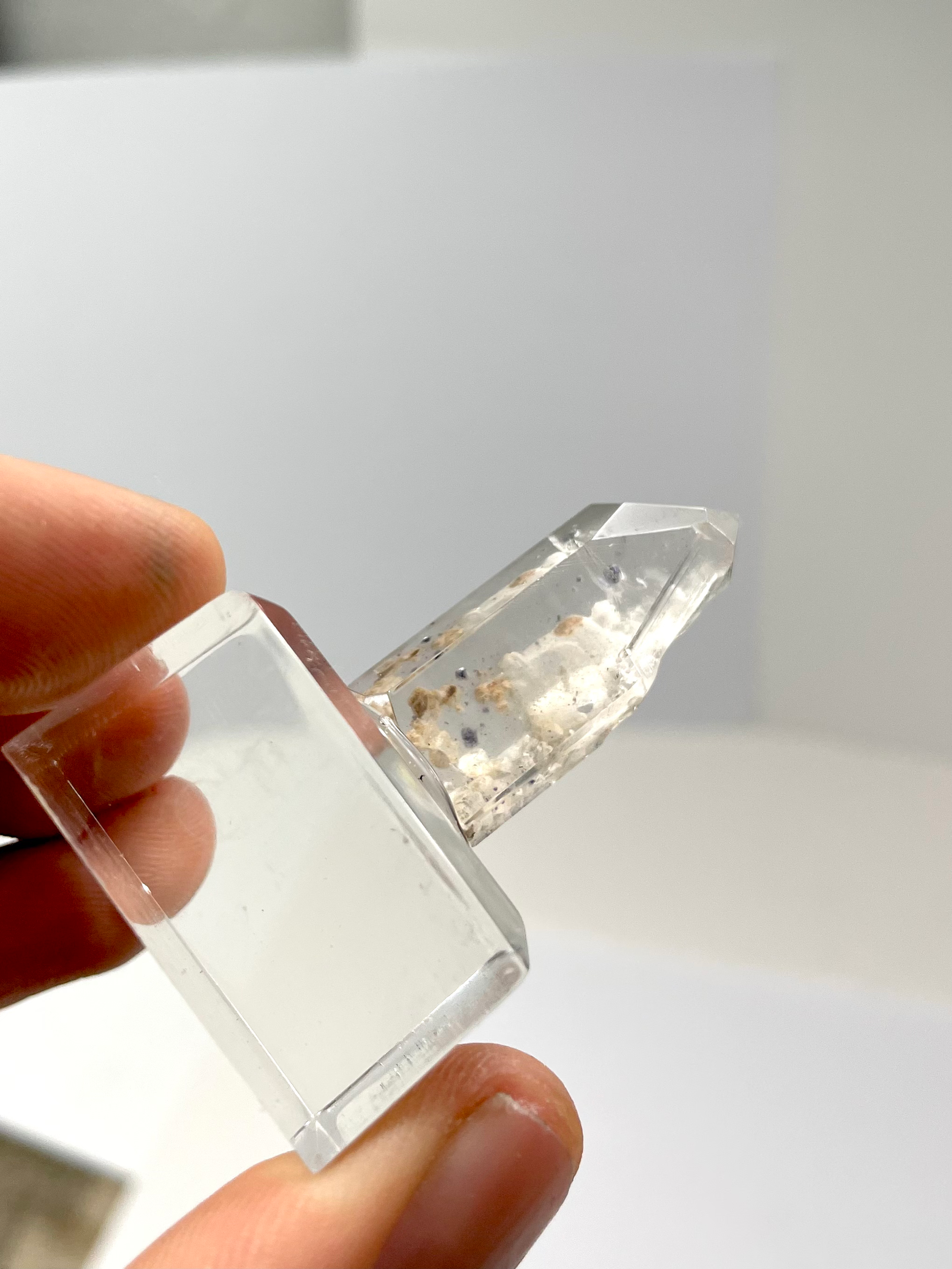 Fluorite included quartz with mobile enhydro